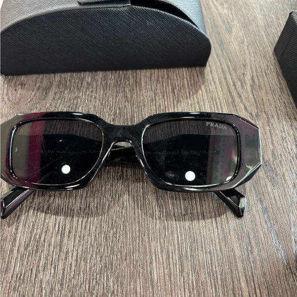 Prada - Picture 2 of 10